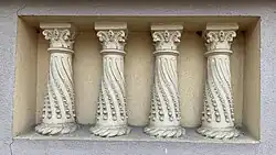 Balustradă neoromânească compusă din mici coloane corintice, în București