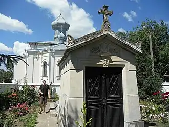 Biserica „Sf. Arhanghel Mihail” din localitate, în prim-plan – necropola familiei Donici.