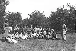 Un grup de tineri evrei orfani de război din România, în ianuarie 1946 în ferma „Gospodăriei muncitoarelor” din Petah Tikva