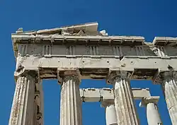 Una dintre puținele secțiuni ale frontonului grec antic al Partenonului cu sculpturi încă acolo, celalte fiind în British Museum din Londra