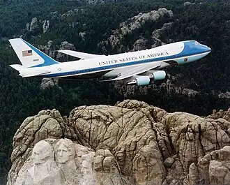 Un avió Air Force One (SAM 28000, Boeing VC-25) sobrevolant la muntanya Mount Rushmore