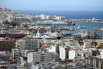 Vedere a cartierului Belouizdad și a portului