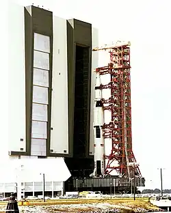 Saturn V (Apollo 16) în timpul transportului spre locul de lansare