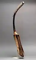 Harpă arcuită (harpa pentru umeri); 1390–1295 î.Hr.; lemn; lungimea cutiei sonore: 36 cm; Muzeul Metropolitan de Artă (New York City)