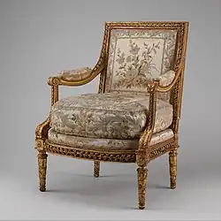 Fotoliu Ludovic al XVI-lea; Fauteuil à la reine); 1780-1785; lemn de nuc sculptat și aurit și satin brodat de mătase; înălțime: 102,2 cm, lățime: 74,9 cm, adâncime: 77,8 cm; Muzeul Metropolitan de Artă