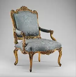 Fotoliu german rococo (fauteuil à la reine); 1750–1760; fag sculptat și aurit, acoperit cu damasc albastru în unele locuri; Muzeul Metropolitan de Artă