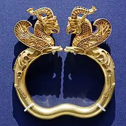 Brățară, parte din Tezaurul Oxus; secolul al V-lea spre al IV-lea î.Hr; aur; lățime: 11,6&nbsp;cm; British Museum (Londra)