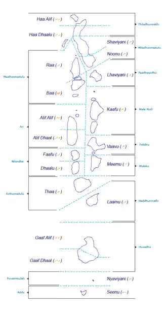 Fiecare atol administrativ este marcat, împreună cu litera thaana folosită pentru identificarea atolului. Atolii naturali sunt etichetați în albastru deschis.