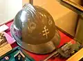 Casca de infanterie a francezilor liberi având emblema „RF” înlocuită cu crucea de Lorenea