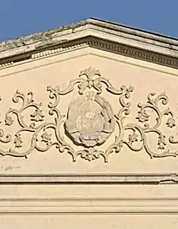 Stema Republicii Populare Române din frontonul Teatrului de Vară Nicolae Bălcescu din Parcul Bazilescu