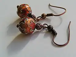 Cercei care se agață prin niște cârlige, denumite și tortițe, trecute prin perforațiile din lobii urechilor.