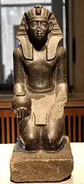 Statuie a lui Sobekhotep al VI-lea, care poartă o rochie egipteană masculină, shendyt-ul, în Neues Museum (Berlin, Germania)