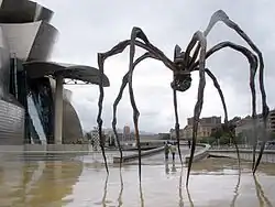 Maman; de Louise Bourgeois; bronz și sticlă; început la sfârșitul anilor 1990; Muzeul Guggenheim (Bilbao, Spania)
