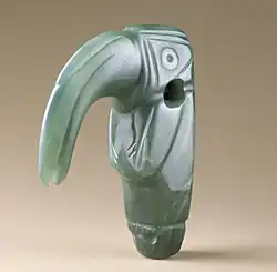 Pandantiv în formă de pasăre; secolele I-al V-lea;jadeit; înălțime: 6,7&nbsp;cm, lățime: 1,9&nbsp;cm, adâncime: 4,7&nbsp;cm; din Costa Rica; Muzeul Metropolitan de Artă (New York City)