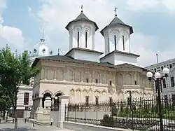 Biserica Colțea (București), cu reliefuri albe și simpliste pe fațade