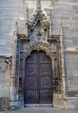 Portalurile laterale, cu ambrazură şi decor bogat, sunt înrudite cu portalurile catedralei Sfânta Elisabeta din Košice