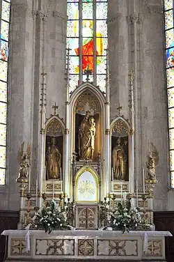 În anul 1904 altarul, construit de tâmplarul Lajos Back, a suferit modificări, sculpturile sale fiind schimbate