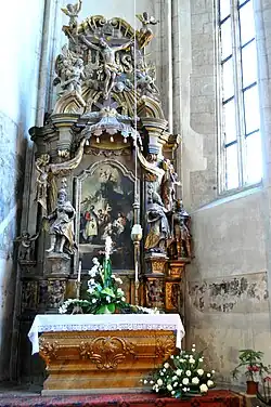 Pictura în ulei a altarului Închinarea regilor magi a fost realizată de cel mai renumit reprezentant al picturii baroce târzii vieneze, Franz Anton Maulbertsch, între anii 1748-1750