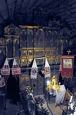 Iconostasul văzut din corul bisericii