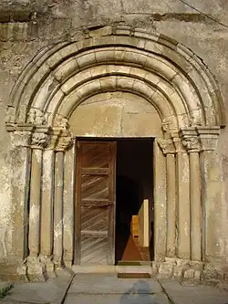 Portalul de vest, realizat în stil romanic (1270)