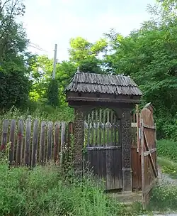 Poarta de lemn a bisericii reformate