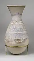 Vas pictat albastru, de la Malqata; 1390–1353 î.Hr.; ceramică pictată; înălțime: 69 cm; Muzeul Metropolitan de Artă (New York City)