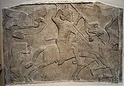 Relief cu doi cavaleri asirieni care atacă dușmani; circa 728 î.Hr,; gips; înălțime: 129&nbsp;cm, lățime: 183 cm; British Museum (Londra)
