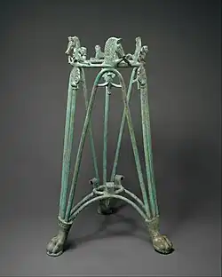 Trepied; secolul al VI-lea î.Hr. timpuriu; bronz; 75,2 x 44,5 cm; Muzeul Metropolitan de Artă