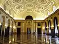 Sala Tronului, vedere dinspre Tron. Stema Regală a României, varianta medie, se găsește în centru, încadrată de portretele regilor Carol I (stânga) și Ferdinand I (dreapta).