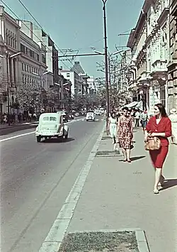 Oameni pe Bulevardul Regina Elisabeta în 1962
