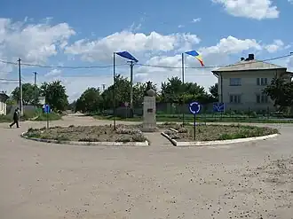 Piațeta cu bustului Aron Vodă din centrul satului Aroneanu