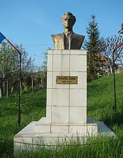 Bustul scriitorului Pavel Dan din Tritenii de Jos