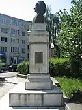 Bustul lui Mihai Eminescu din Suceava. Pe soclu, un altorelief în bronz cu chipul poetului Vasile Bumbac