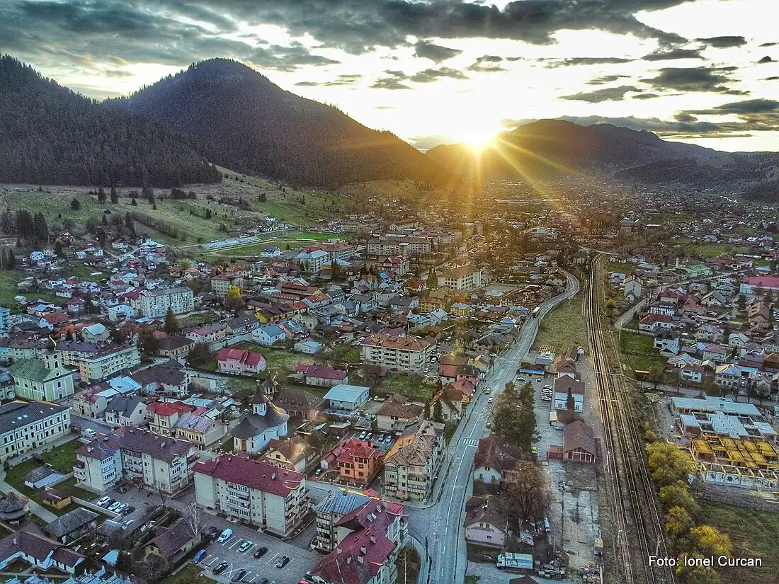 Apus de soare peste Câmpulung Moldovenesc, vedere de sus
