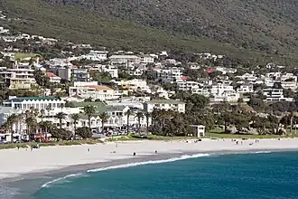 Plaja din Camps Bay, cu restaurantele și cafenelele în fundal