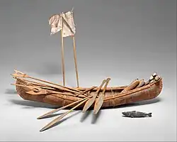 Miniatură de canoe; înăinte de 1845; coaja de mesteacăn, lemn, fibre de plante și mătase; înălțime: 6,4 cm, lățime: 8,3 cm, lungime: 40,6 cm; Muzeul Metropolitan de Artă (New York City)