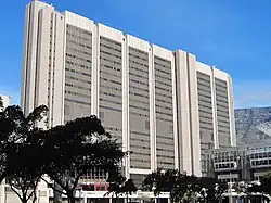 Clădirea Centrului Civic Cape Town Civic Centre, construit în 1978, găzduiește birourile primăriei orașului.