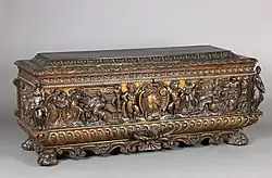 Cassone (cufăr), cu godroane; mijlocul secolului al XVI-lea; lemn de nuc și de conifere, sculptat și parțial aurit; înălțime: 73,6 cm, lățime: 1,7 m, adâncime: 63,5 cm; Muzeul Metropolitan Artă