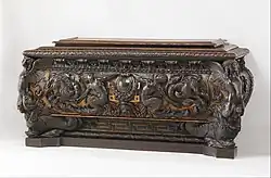 Cufăr italian renascentist; circa 1550-1560; lemn de nuc sculptat și parțial aurit; 86,4 x 181,9 x 67,3 cm; Muzeul Metropolitan Artă