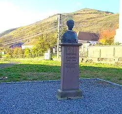 Bustul din curtea castelului