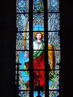 Vitraliu: arhanghelul Mihail cu inscripția „Quis ut Deus?”