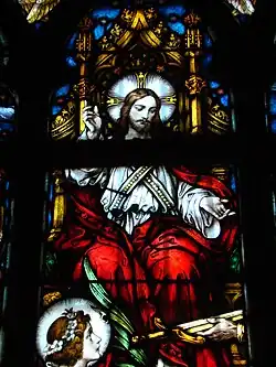 Vitraliu: Isus pe tron primind o ramură de palmier și binecuvântând depunerea armelor