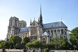 Notre-Dame de Paris, cea mai cunoscută clădire gotică, proiectată de diverși arhitecți, începută în 1163