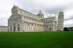 «Piazza dei Miracoli» din Pisa cu Domul şi Turnul înclinat