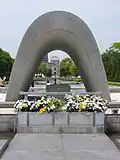 Memorialul victimelor bombei atomice, cu domul bombei atomice în depărtare, Hiroshima, Japonia