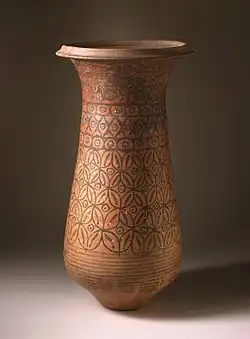 Vas ceremonial; 2600-2450&nbsp;î.Hr.; teracotă cu vopsea neagră; 49,53 × 25,4&nbsp;cm; Muzeul de Artă al Comitatului Los Angeles (SUA)