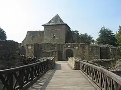 Intrarea în cetate văzută de pe podul de acces