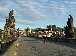 Statui aflate de-a lungul podului