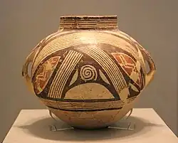 Vas; al culturii Dimini din Grecia; 5300-4800 î.Hr.; ceramică; înălțime: 25&nbsp;cm, diametrul la buză: 12&nbsp;cm; Muzeul Național de Arheologie (Atena)