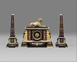 Ceas; de Tiffany & Co.; circa 1885; marmură și bronz; 46 x 51.1 x 19.7 cm; Muzeul Metropolitan de Artă